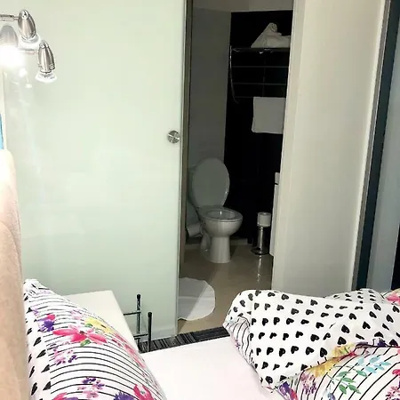 By The River アパート